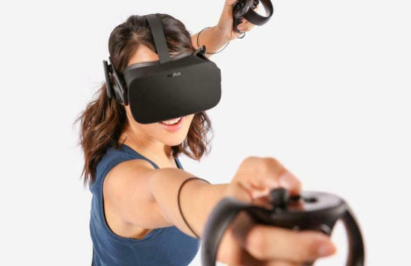 Девушка в шлеме Oculus Rift