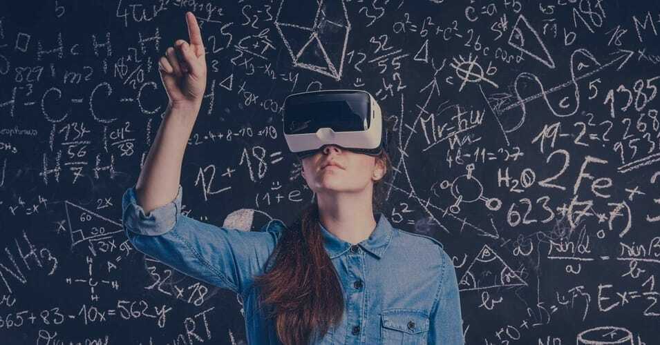 девушка в vr очках на фоне исписанной мелом доски