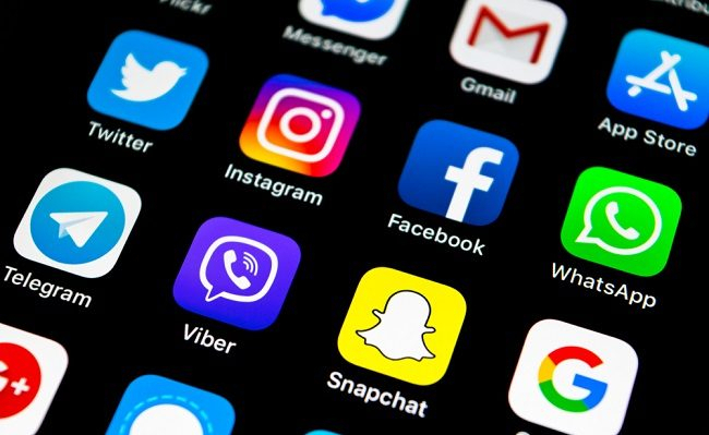 Логотипы известных приложений на черном фоне: viber, Facebook, WhatsApp, telegram и другие