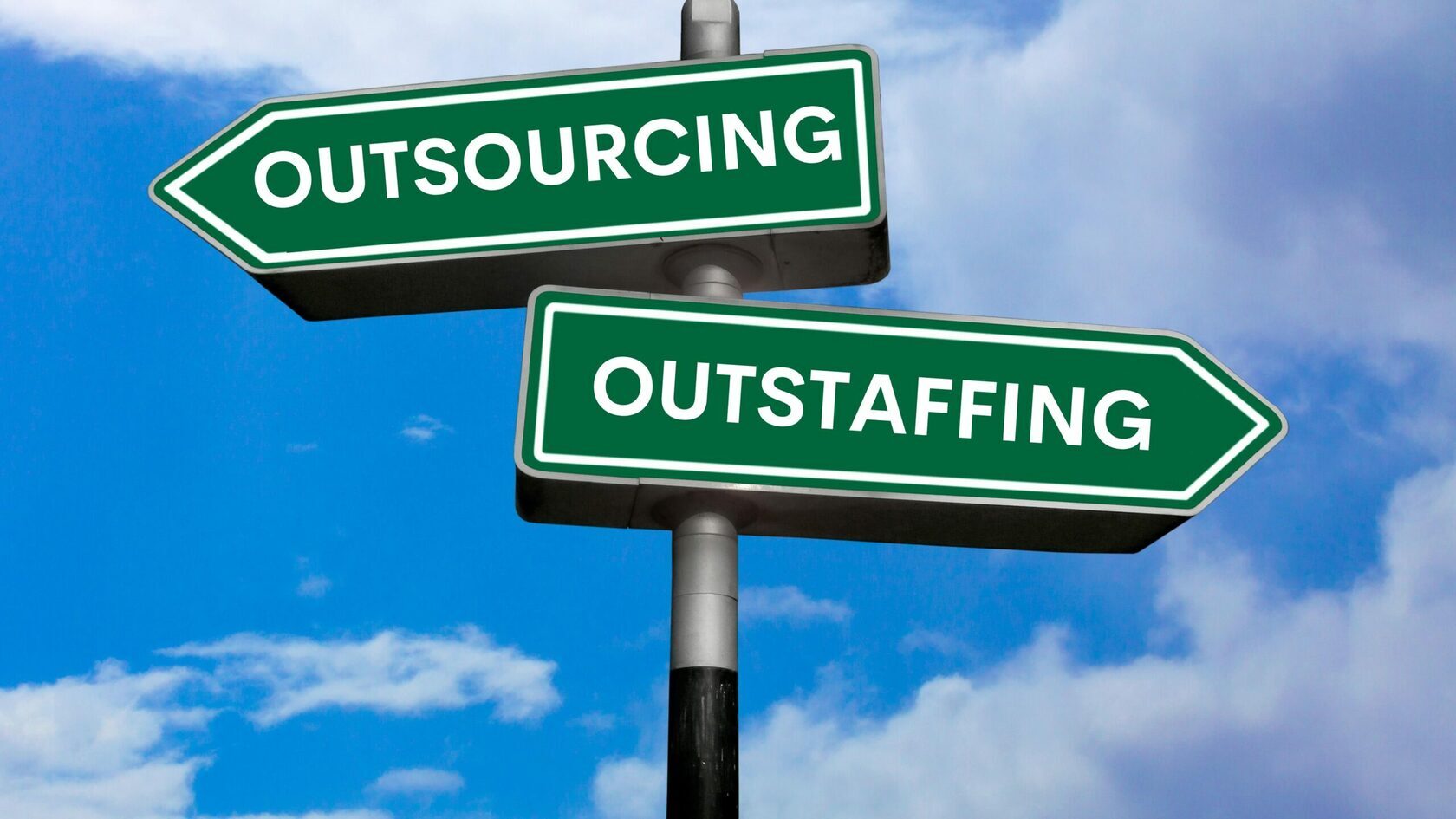 2 дорожных знака с надписями outsourcing и outstaffing